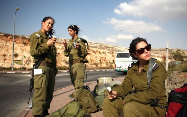 Des soldates israéliennes, près de Ramallah, en Cisjordanie, le 1er octobre 2009. Illustration. (Crédit : Matanya Tausig/Flash90)