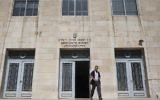 Photo illustrative d'un gardien de sécurité en dehors du tribunal de première instance de Jérusalem. (Crédit : Yonatan Sindel / Flash90)