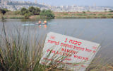 Un panneau met en garde contre l'eau polluée à l'extérieur de la ville de Haïfa, dans le nord du pays, le 18 mai 2013. (Crédit : Shay Levy/Flash 90)
