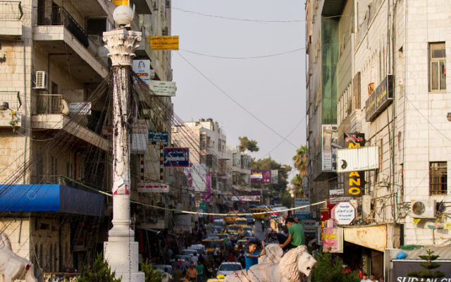 La place de l'horloge du centre de Ramallah, en août 2015. (Crédit : Micah Bond/Flash90) La place de l'horloge du centre de Ramallah, en août 2015. (Crédit : Micah Bond/Flash90)
