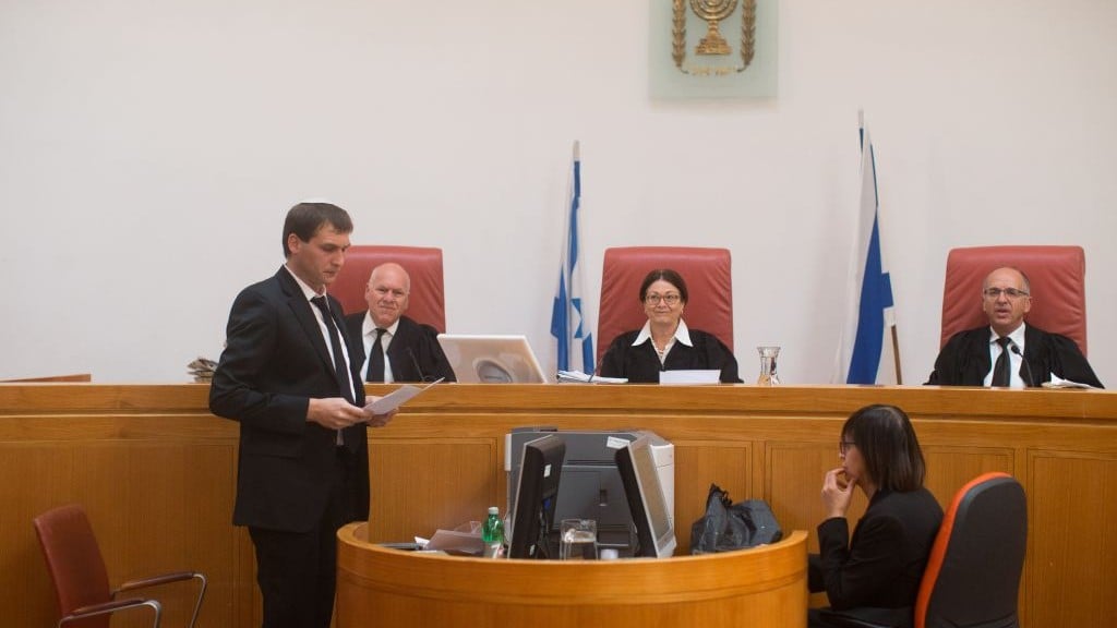 La magistrate à la Cour suprême Esther Hayut, au centre, avec les juges Noam Sohlberg, à droite, et Uzi Fogelman durant une audience à la Cour suprême de Jérusalem le 4 avril 2016 (Crédit : Yonatan Sindel/Flash90) La magistrate à la Cour suprême Esther Hayut, au centre, avec les juges Noam Sohlberg, à droite, et Uzi Fogelman durant une audience à la Cour suprême de Jérusalem le 4 avril 2016 (Crédit : Yonatan Sindel/Flash90)