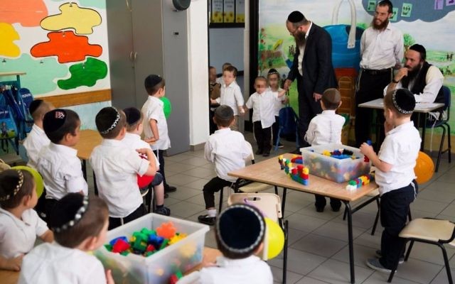Eleves ultra-orthodoxes du Talmud Torah Poalei Menahem de l'implantation de Beitar Illit, en septembre 2016. (Crédit : Nati Shohat/Flash90)