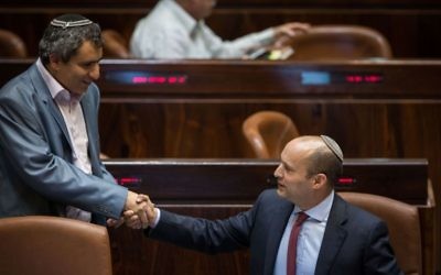 Le chef du parti HaBayit Hayehudi Naftali Bennett (à droite) avec Zeev Elkin, le 7 décembre 2016 (Crédit : Hadas Parush/Flash90)