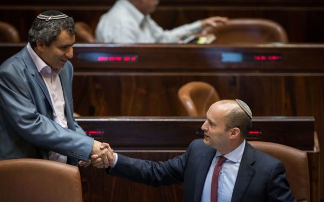 Le chef du parti HaBayit Hayehudi Naftali Bennett (à droite) avec Zeev Elkin, le 7 décembre 2016 (Crédit : Hadas Parush/Flash90) Le chef du parti HaBayit Hayehudi Naftali Bennett (à droite) avec Zeev Elkin, le 7 décembre 2016 (Crédit : Hadas Parush/Flash90)