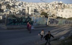 Des enfants palestiniens dans la ville de Hébron, en Cisjordanie, le 18 janvier 2017. (Crédit : Lior Mizrahi/Flash90)