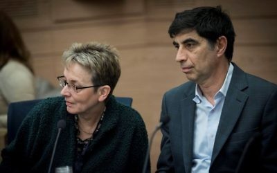 Leah, à gauche, et Simcha Goldin, parents de feu le soldat israélien Hadar Goldin lors d'une rencontre de commission de la Knesset le 1er février 2017 (Crédit : Yonatan Sindel/Flash90)