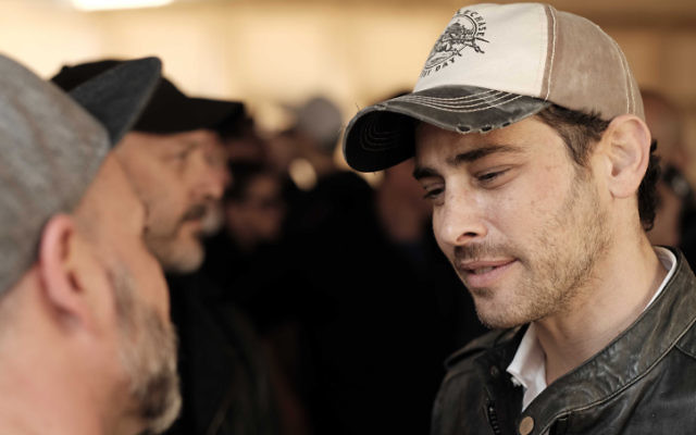 Le chanteur israélien Amir Fryszer Gutman, le 6 février 2017 (Crédit : Tomer Neuberg/Flash90 )