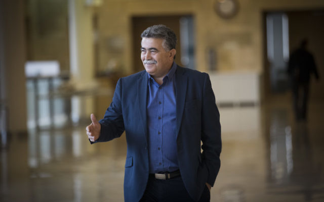 Le député travailliste Amir Peretz arrivant à une réunion de la commission des Affaires étrangères et de la Défense de la Knesset, le 20 mars 2017 (Crédit : Yonatan Sindel / Flash90)