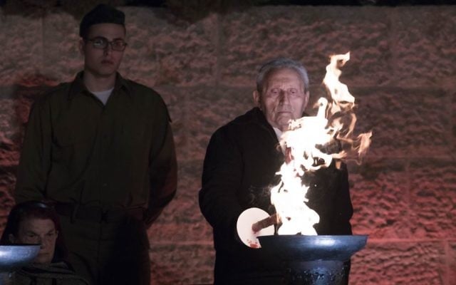 Les survivants de l'Holocauste allument six torches représentant les six millions de victimes du génocide nazi durant la cérémonie d'ouverture marquant YomHashoah au musée de l'Holocauste de Yad Vashem le 23 avril 2017 (Crédit : Yonatan Sindel/Flash90) Les survivants de l'Holocauste allument six torches représentant les six millions de victimes du génocide nazi durant la cérémonie d'ouverture marquant YomHashoah au musée de l'Holocauste de Yad Vashem le 23 avril 2017 (Crédit : Yonatan Sindel/Flash90)