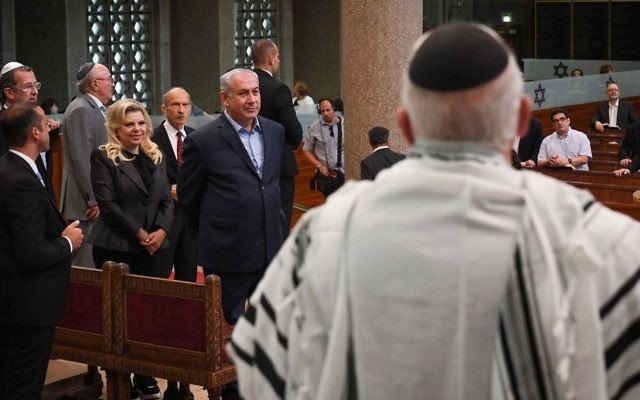 Le Premier ministre Benjamin Netanyahu et son épouse Sara à la Grande Synagogue de Strasbourg,, le 30 juin 2017. (Crédit : Kobi Gideon/GPO/Flash90) Le Premier ministre Benjamin Netanyahu et son épouse Sara à la Grande Synagogue de Strasbourg,, le 30 juin 2017. (Crédit : Kobi Gideon/GPO/Flash90)