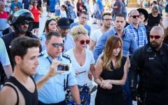 La chanteuse américaine Britney Spears ( au centre) s'est rendue au mur Occidental à Jérusalem, le 2 juillet 2017 avant son concert à Tel Aviv. (Crédit :Shlomi Cohen/Flash90)