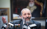 Le chef du parti Shas, Aryeh Deri, lors de la réunion hebdomadaire du parti à la Knesset, le 3 juillet 2017. (Crédit : Yonatan Sindel/Flash90)