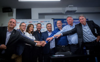 Amir Peretz, candidat à la direction du Parti travailliste, au centre, avec le président de la Histadrout Avi Nissenkorn et des députés travaillistes pendant une conférence de presse à Tel Aviv, le 5 juillet 2017. (Crédit : Miriam Alster/Flash90)