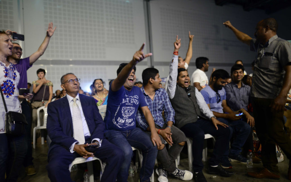 Des membres de la communauté indienne en Israël pendant un évènement marquant les 25 ans de relations entre Israël et l'Inde pendant la visite officielle du Premier ministre Narendra Modi au Centre des conventions de Tel Aviv, le 5 juillet 2017. (Crédit : Tomer Neuberg/Flash90)