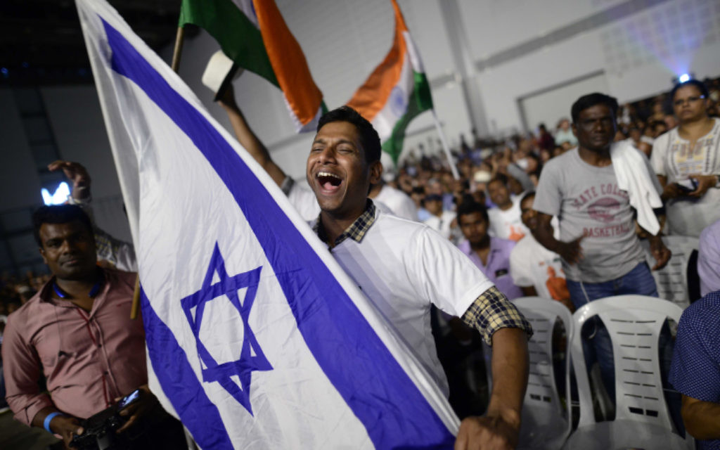Des membres de la communauté indienne en Israël pendant un évènement marquant les 25 ans de relations entre Israël et l'Inde pendant la visite officielle du Premier ministre Narendra Modi au Centre des conventions de Tel Aviv, le 5 juillet 2017. (Crédit : Tomer Neuberg/Flash90)