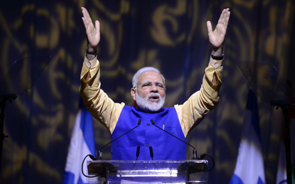 Le Premier ministre indien Narendra Modi pendant un évènement marquant les 25 ans de relations entre Israël et l'Inde au Centre des conventions de Tel Aviv, le 5 juillet 2017. (Crédit : Tomer Neuberg/Flash90)