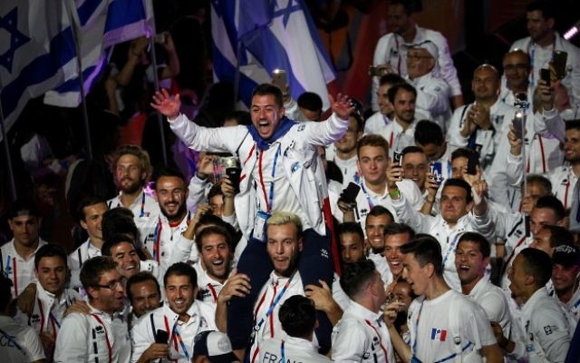 Les athlètes juifs qui participent aux 20èmes Maccabiades avec le drapeau national lors de la cérémonie d'ouverture des Jeux de Maccabiah à Jérusalem, le 6 juillet 2017 (Crédit : Yonatan Sindel / Flash90)