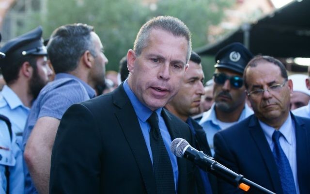 Le ministre de la Sécurité intérieure Gilad Erdan s'exprime lors des funérailles du policier druze israélien Kamil Shnaan dans le village de Hurfeish, situé dans le nord du pays, le 14 juillet 2017 (Crédit : Basel Awidat/Flash90) Le ministre de la Sécurité intérieure Gilad Erdan s'exprime lors des funérailles du policier druze israélien Kamil Shnaan dans le village de Hurfeish, situé dans le nord du pays, le 14 juillet 2017 (Crédit : Basel Awidat/Flash90)