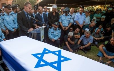 Le ministre israélien de la Sécurité intérieure Gilad Erdan parle durant les funérailles de l'agent de police druze israélien Kamil Shnaan dans le village de Hurfeish, dans le nord du pays. Les adjudants Kamil Shnaan Sitawe ont été assassinés  durant l'attentat terroriste commis aux abords du mont du Temple à Jérusalem, le 14 juillet 2017 (Crédit : Basel Awidat/Flash90).