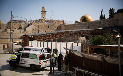 Les personnels d'urgence médicale et sécuritaire sur les lieux où deux Israéliens ont été grièvement blessés et un autre plus légèrement lors d'une attaque à l'arme à feu commise près du mont du Temple dans la Vieille ville de Jérusalem, le 14 juillet 2017 (Crédit : Hadas Parush/FLASH90)