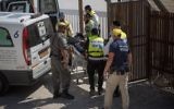 Le personnel médical israélien enlève le cadavre de l'un des terroristes impliqués dans un attentat à l'arme à feu à proximité du complexe du mont du Temple dans la Vieille ville de Jérusalem, le 14 juillet 2017 (Crédit : Hadas Parush/Flash90)