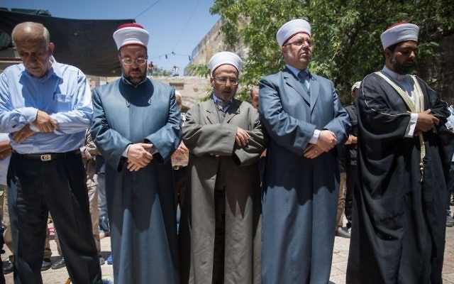 Des responsables du Waqf et des fidèles prêts à prier à l'extérieur du Mont du Temple plutôt que de passer par les détecteurs de métaux installés après un attentat, dans la Vieille Ville de Jérusalem, le 16 juillet 2017 (Crédit : Yonatan Sindel/Flash90) Des responsables du Waqf et des fidèles prêts à prier à l'extérieur du Mont du Temple plutôt que de passer par les détecteurs de métaux installés après un attentat, dans la Vieille Ville de Jérusalem, le 16 juillet 2017 (Crédit : Yonatan Sindel/Flash90)
