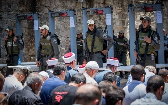 Les responsables du Waqf dirigent la prière aux abords du mont du Temple le 16 juillet 2017. Les responsables de l'instance religieuse ont demandé aux fidèles de ne pas pénétrer sur le site via les détecteurs de métaux placés par Israël pour des raisons sécuritaires après un attentat terroriste survenu le 14 juillet. (Crédit : Yonatan Sindel/Flash90) Les responsables du Waqf dirigent la prière aux abords du mont du Temple le 16 juillet 2017. Les responsables de l'instance religieuse ont demandé aux fidèles de ne pas pénétrer sur le site via les détecteurs de métaux placés par Israël pour des raisons sécuritaires après un attentat terroriste survenu le 14 juillet. (Crédit : Yonatan Sindel/Flash90)