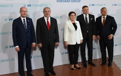 Le Premier ministre Netanyahu et ses homologues hongrois, slovaque, tchèque et polonais,à Budapest, le 19 juillet 2017. (Crédit :Haim Tzach/GPO)