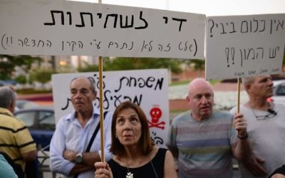 Des centaines de personnes manifestent à proximité de l'habitation du Procureur général Avichai Mandelblit à Petah Tikva le 22 juillet 2017 (Crédit : Tomer Neuberg/Flash90)