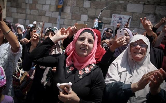 Les musulmans célèbrent à l'extérieur du mont du Temple, dans la vVeille Ville de Jérusalem, l'annonce des dirigeants musulmans sur le retour à la prière au mont du Temple, après que la police israélienne a retiré toutes les mesures de sécurité qu'il avait mises en place suite à l'attaque terroriste sur le site saint il y a deux semaines, le 27 juillet 2017 (Crédit : Hadas Parush / FLASH90)