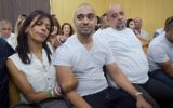L'ancien sergent de l'armée israélienne Elor Azaria, entouré de ses parents, devant la cour martiale de la Kyria à Tel Aviv, le 30 juillet 2017. (Crédit : Avshalom Sasoni/Flash90)