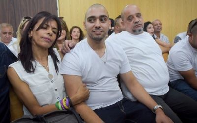L'ancien sergent de l'armée israélienne Elor Azaria, entouré de ses parents, devant la cour martiale de la Kyria à Tel Aviv, le 30 juillet 2017. (Crédit : Avshalom Sasoni/Flash90)