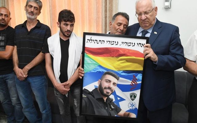 Le président Reuven Rivlin a rendu visite aux familles de Kamil Shnaan et Haiel Sitawe, les deux policiers morts dans l'attentat terroriste perpétré sur le mont du Temple à Jérusalem le 14 juillet 2017, dans les communes druzes de Maghar et Hurfeish, le 18 juillet 2017. (Crédit : Mark Neiman/GPO) Le président Reuven Rivlin a rendu visite aux familles de Kamil Shnaan et Haiel Sitawe, les deux policiers morts dans l'attentat terroriste perpétré sur le mont du Temple à Jérusalem le 14 juillet 2017, dans les communes druzes de Maghar et Hurfeish, le 18 juillet 2017. (Crédit : Mark Neiman/GPO)