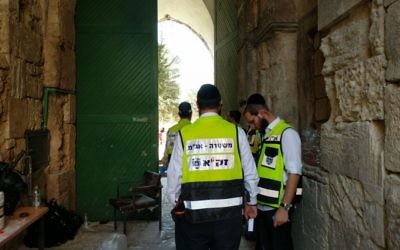Une unité de ZAKA dans la Vieille Ville de Jérusalem après une attaque tuant deux policiers des frontières, le 14 juillet 2017 (Crédit : ZAKA)