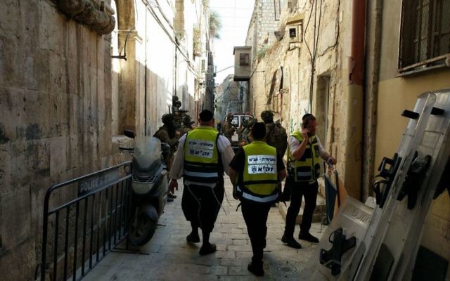 Une unité de ZAKA dans la Vieille Ville de Jérusalem après une attaque tuant deux policiers des frontières, le 14 juillet 2017 (Crédit : ZAKA) Une unité de ZAKA dans la Vieille Ville de Jérusalem après une attaque tuant deux policiers des frontières, le 14 juillet 2017 (Crédit : ZAKA)