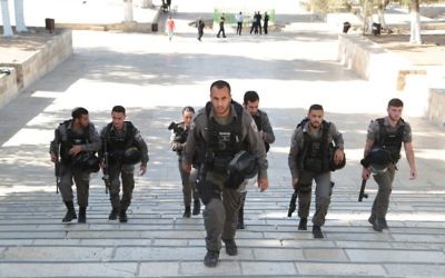 Des garde-frontières sur le mont du Temple après un attentat qui a tué deux des leurs, le 14 juillet 2017. (Crédit : police israélienne)