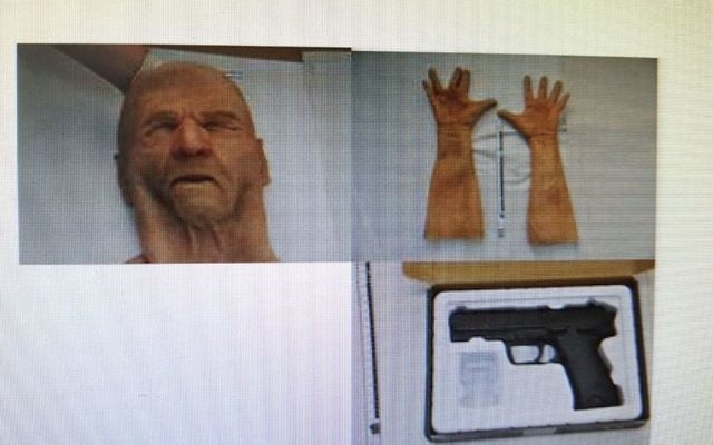 Un masque, des gants, et un pistolet qui auraient été utilisés par un américain suspecté d'être à l’origine d'une série de cambriolages à Tel Aviv. il a été arrêté le 8 juillet 2017. (Crédit : police israélienne) Un masque, des gants, et un pistolet qui auraient été utilisés par un américain suspecté d'être à l’origine d'une série de cambriolages à Tel Aviv. il a été arrêté le 8 juillet 2017. (Crédit : police israélienne)