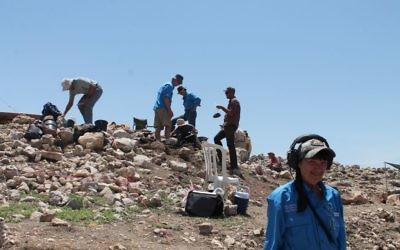 Ellen Jackson, à droite, chargée de la détection des métaux,  a aidé l'équipe ABR à trouver environ 250 pièces pendant les fouilles estivales sur le site de la ville biblique de Shiloh (Crédit :  Amanda Borschel-Dan/Times of Israel)
