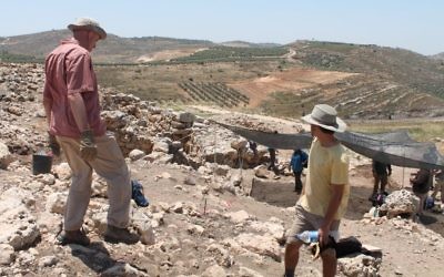 Les fouilles archéologiques sur le site de la ville biblique de Shiloh, le 22 mai 2017 (Crédit : Amanda Borschel-Dan/Times of Israel)