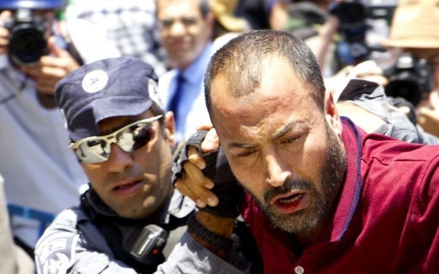 Manifestant musulman arrêté dans la Vieille Ville de Jérusalem, près du mont du Temple, le 19 juillet 2017. (Crédit : Dov Lieber/Times of Israël) Manifestant musulman arrêté dans la Vieille Ville de Jérusalem, près du mont du Temple, le 19 juillet 2017. (Crédit : Dov Lieber/Times of Israël)