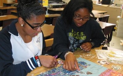 Des élèves de l'école Foxboro du Massachusetts avec leurs travaux créés pour le projet des Timbres pour la Shoah de leur école, en 2016. (Crédit : autorisation)
