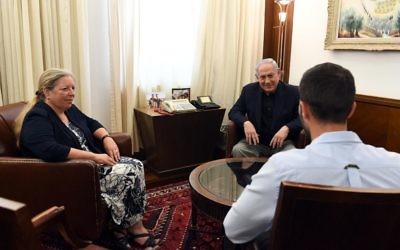 Le Premier ministre Benjamin Netanyahu avec Einat Schlein, ambassadrice d'Israël en Jordanie, et Ziv, l'agent de sécurité blessé lors de l'attentat d'Amman, à Jérusalem, le 25 juillet 201. (Crédit : Haim Zach/GPO)