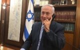 Illustration :Benjamin Netanyahu s'entretient au téléphone avec l'ambassadrice israélienne au Caire Einat Shlain le garde de sécurité impliqué dans l'incident (Crédit : autorisation)