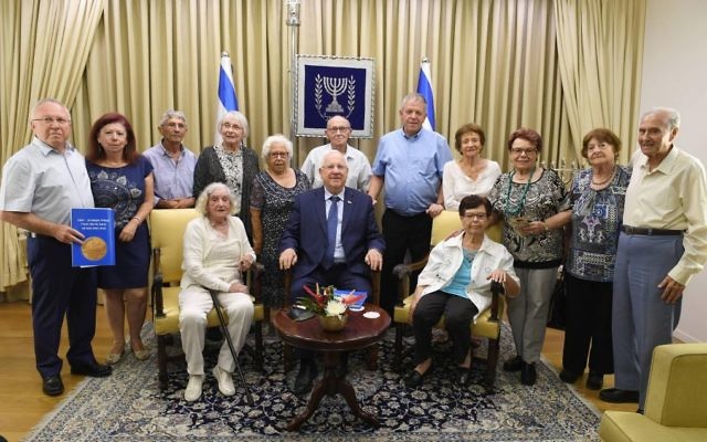 Le président Reuven Rivlin avec des survivants de l'Exodus, à Jérusalem, le 24 juillet 2017. (Crédit : Mark neiman/GPO) Le président Reuven Rivlin avec des survivants de l'Exodus, à Jérusalem, le 24 juillet 2017. (Crédit : Mark neiman/GPO)