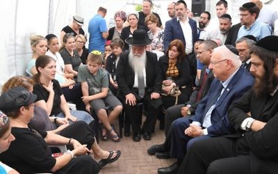 Le président Reuven Rivlin rendant visite à la famille Salomon, à Elad, le 26 juillet 2017 (Crédit : Mark Neiman/GPO)