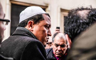 Hassen Chalghoumi, l'imam de la mosquée de Drancy, Rue Nicolas-Appert, à Paris, au lendemain de la fusillade à la rédaction du journal "Charlie Hebdo". (Crédit : #JeSuisCharlie/Guillaume/CC BY 2.0)