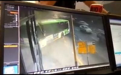 Un bus fonce dans un poste de police de Tel Aviv, le 25 juillet 2017. (Crédit : Times of Israel)