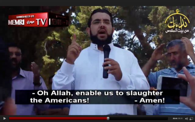 Nidhal Siam prêche devant la mosquée Al-Aqsa de la Vieille Ville de Jérusalem, en juin 2017. (Crédit : capture d'écran MEMRI)