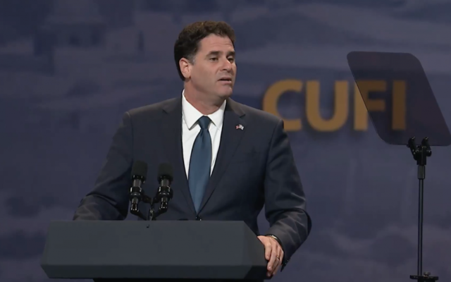 Ron Dermer, ambassadeur d'Israël aux Etats-Unis, pendant la conférence annuelle de Christians United for Israël, au centre de convention de Washington, le 17 juillet 2017. (Crédit : capture d'écran) Ron Dermer, ambassadeur d'Israël aux Etats-Unis, pendant la conférence annuelle de Christians United for Israël, au centre de convention de Washington, le 17 juillet 2017. (Crédit : capture d'écran)