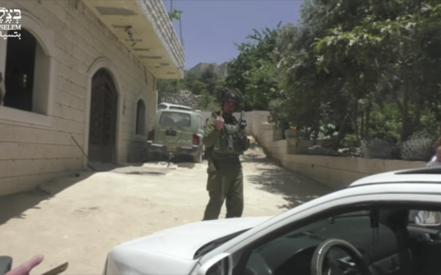 Un soldat israélien faisant un doigt d'honneur à une photographe palestinienne de B'Tselem, à Hébron, le 25 mai 2017. (Crédit : capture d'écran) Un soldat israélien faisant un doigt d'honneur à une photographe palestinienne de B'Tselem, à Hébron, le 25 mai 2017. (Crédit : capture d'écran)